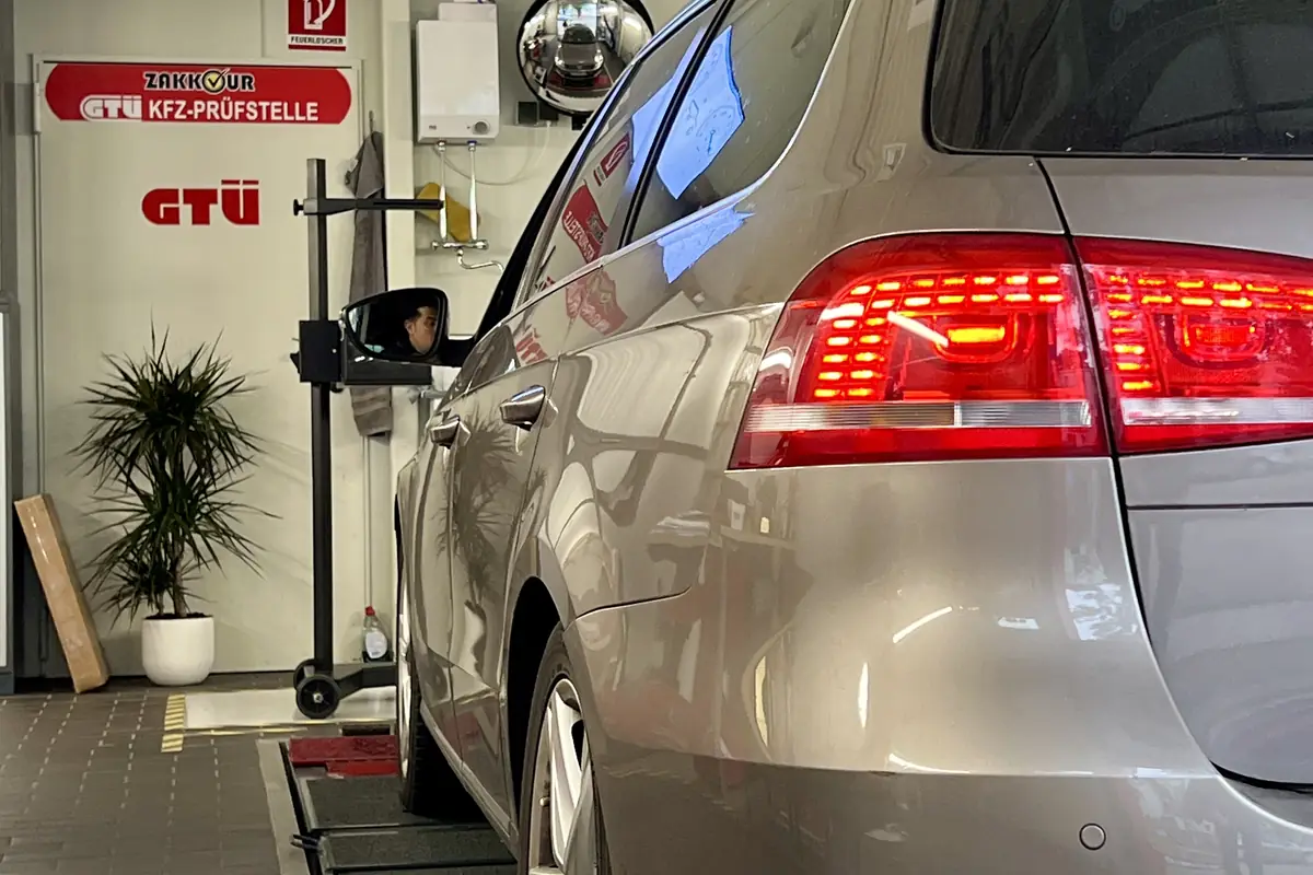 Pkw bei der Fahrzeugprüfung in der GTÜ-Prüfstelle Berlin-Prenzlauer Berg