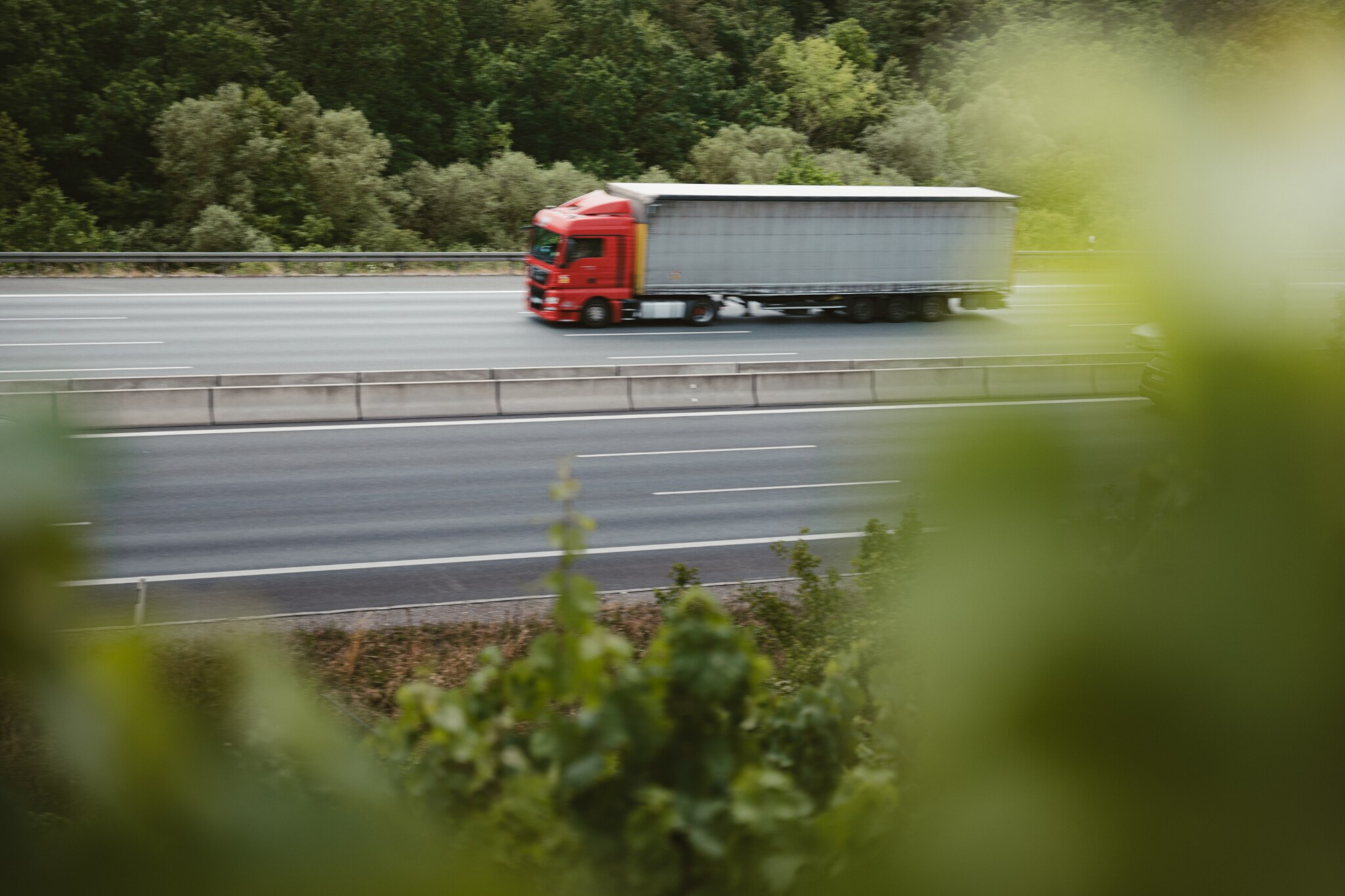 Roter Lkw auf der Autobahn