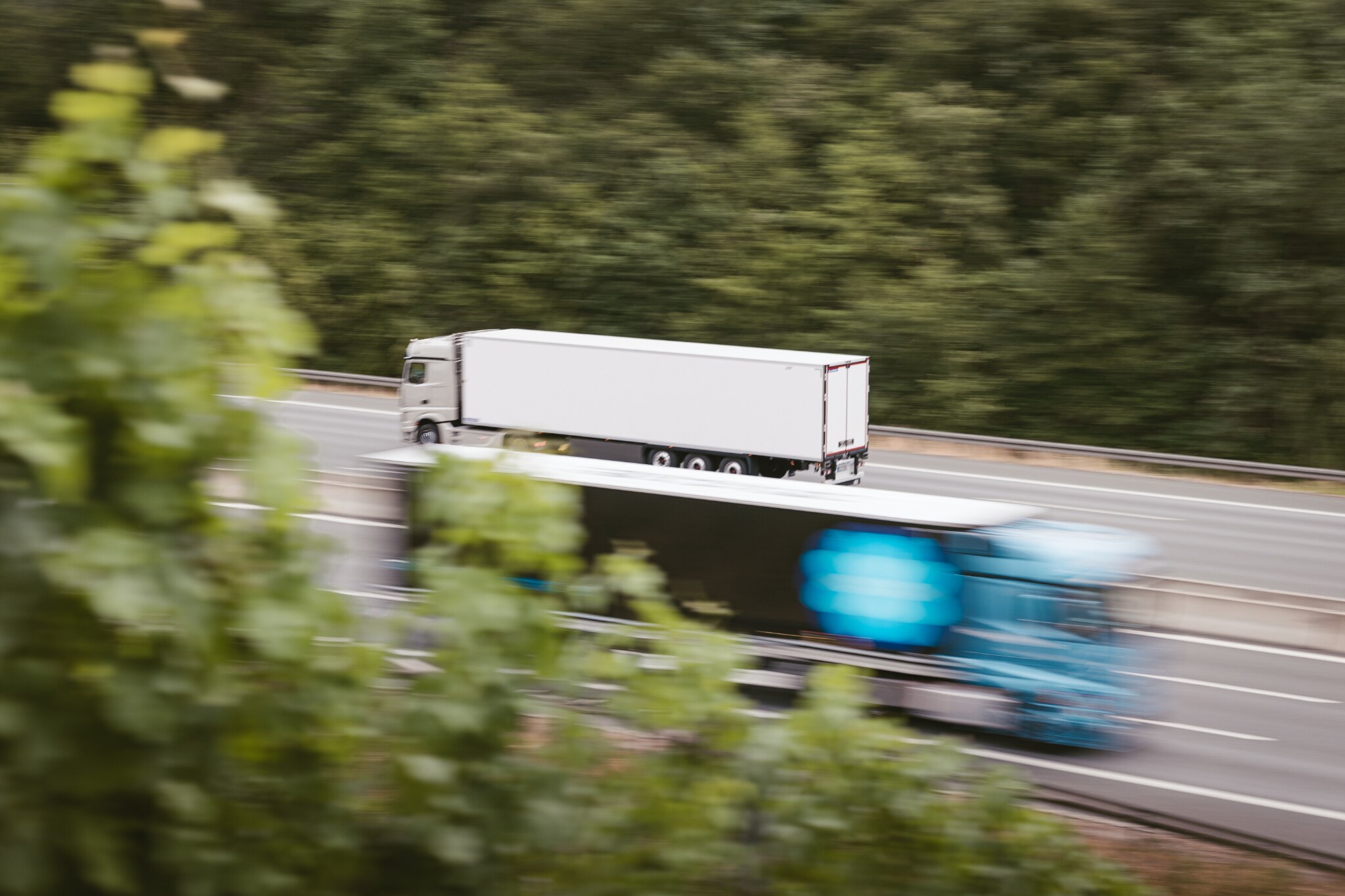 Weißer Lkw auf der Autobahn